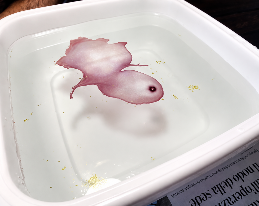 lustro in sospensione in una bacinella piena d'acqua